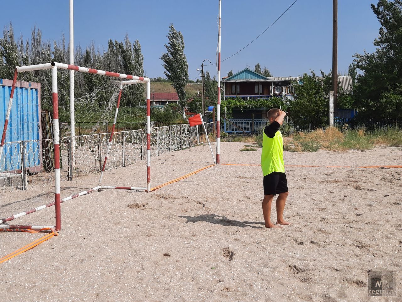 Пляжный футбол. День работников физической культуры и спорта в посёлке Ялта, ДНР.