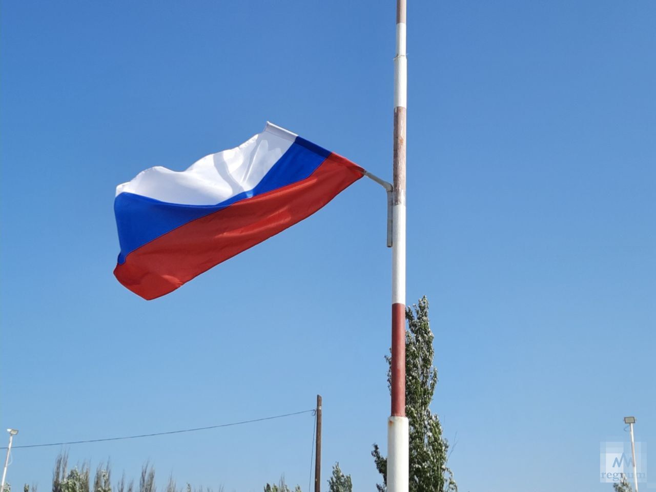 Флаг России развевается над пляжем