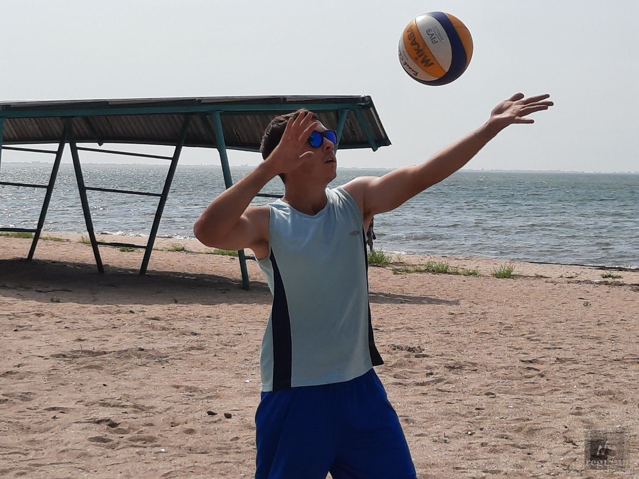 Пляжный волейбол. День работников физической культуры и спорта в посёлке Ялта, ДНР.