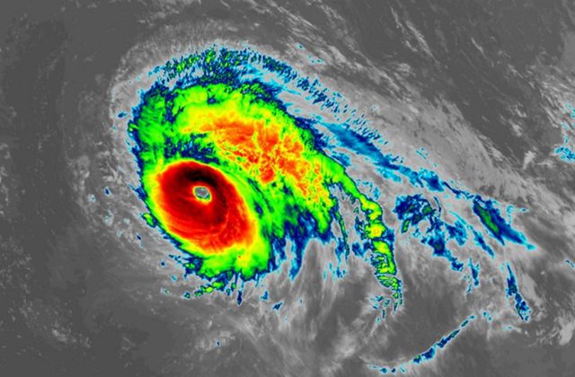 Рис. 2. Ураган 5-й категории Лоренцо на пике своей активности (National Hurricane Center)