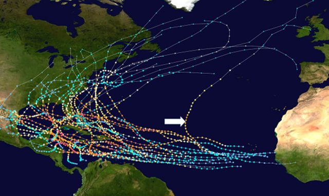 Рис. 3. Движение ураганов 5-й категории в Северной Атлантике. Путь Лоренцо указан стрелкой