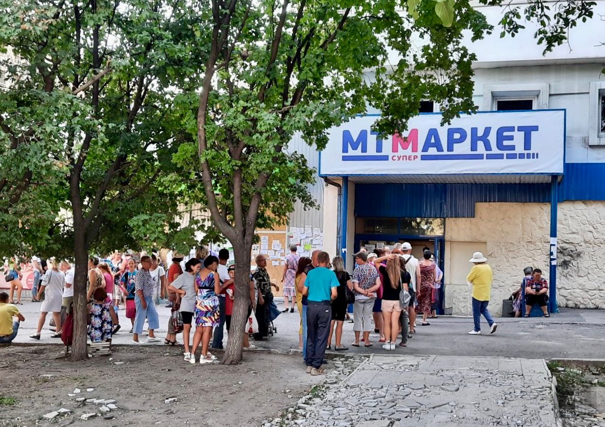 Единственный работающий большой продовольственный магазин — очередь на улице. Мариуполь, август 2022 г.