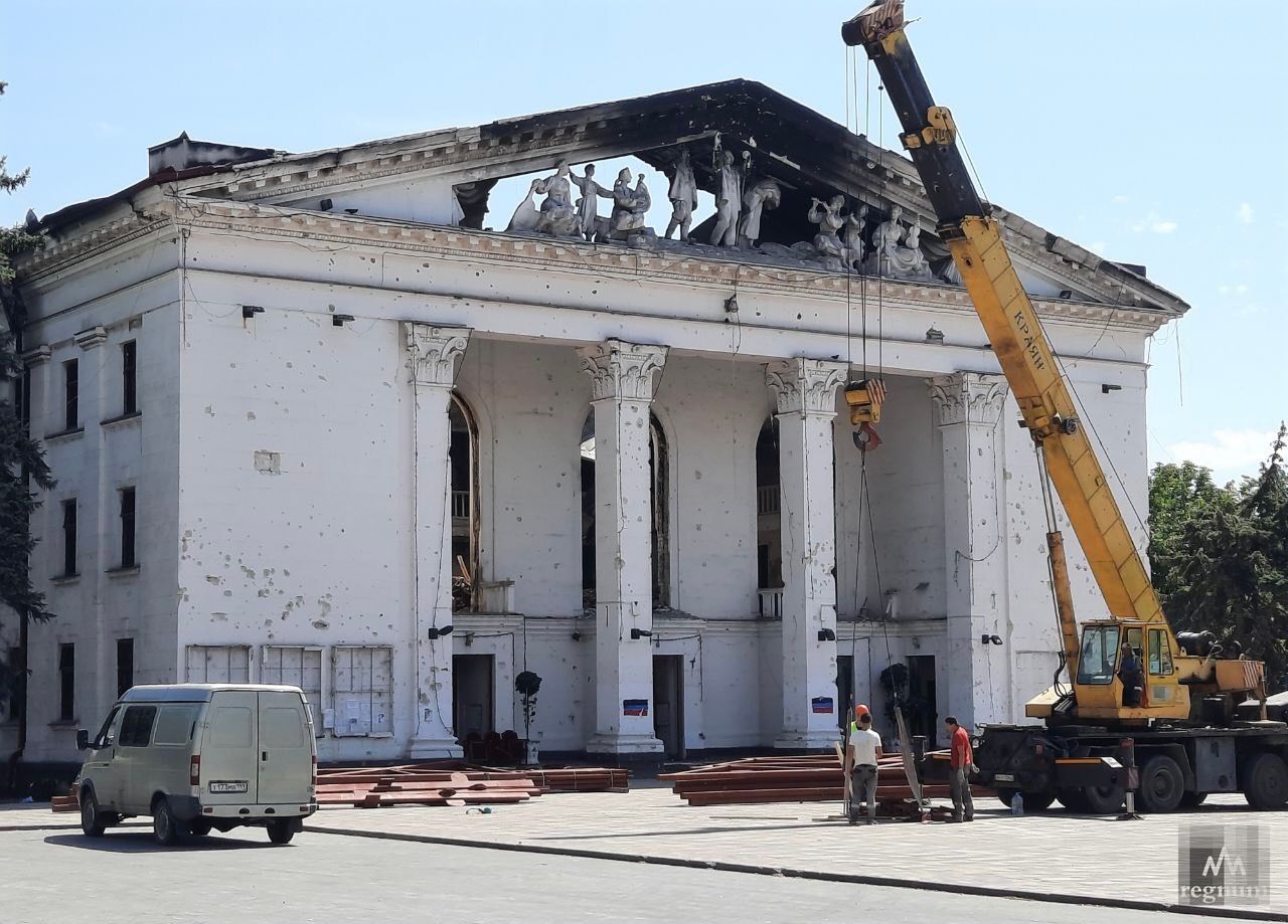 Здание драматического тетра — обещали восстановить. Мариуполь, август 2022 г.