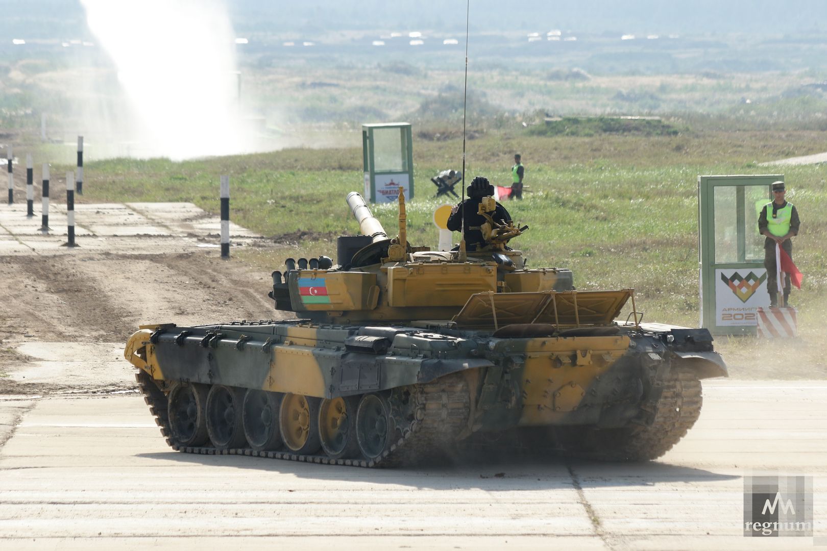 Азербайджанский экипаж выводит танк на огневую позицию