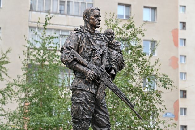 Памятник защитникам Донбасса в Надыме