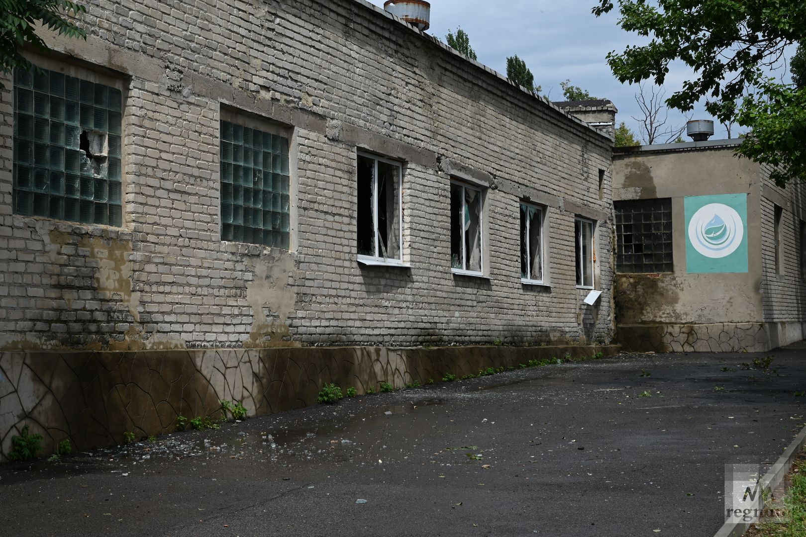 Здание водоканала пострадало от ударов ВСУ снарядами натовского калибра. Донецк, 16 августа 2022 г.
