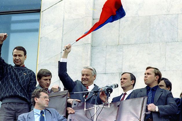 Борис Ельцин у Белого дома. 1991 г.