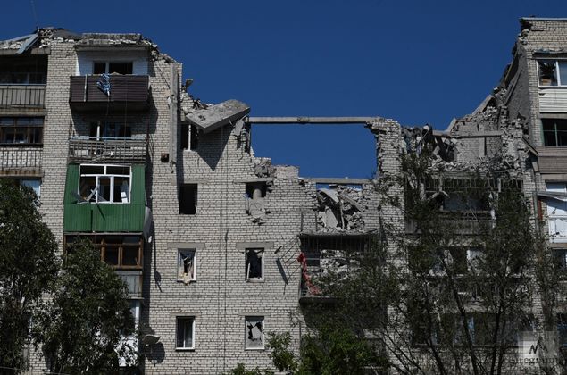 В результате обстрела жилого дома в Первомайске погиб мужчина, ранения получили трое местных жителей, в том числе четырёхлетний ребёнок.
