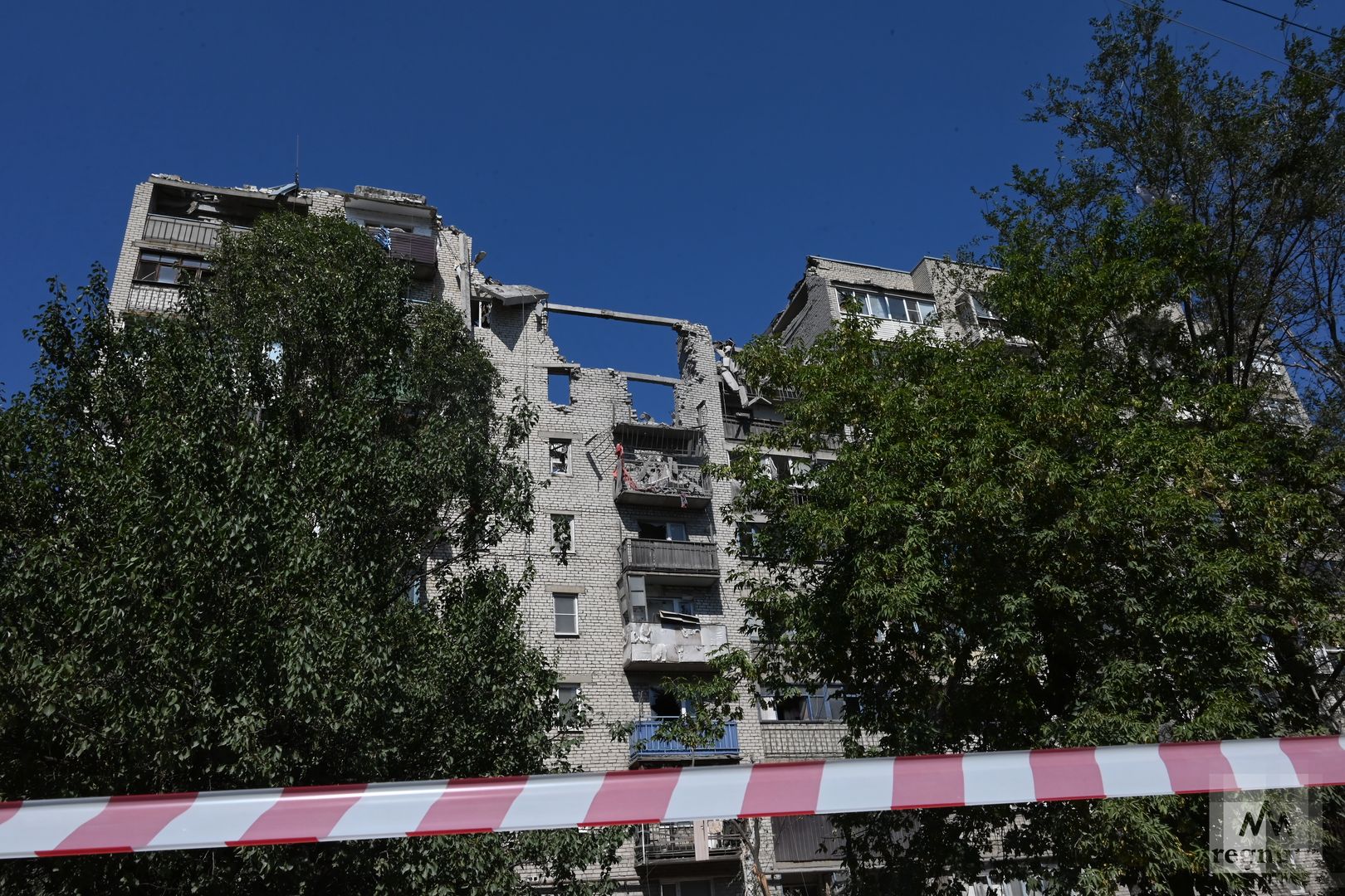 Многоэтажный дом в Первомайске, пострадавший от удара ракеты HIMARS
