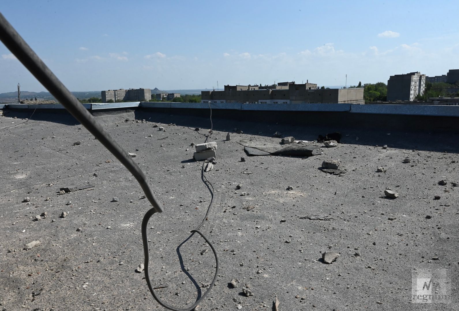 На крыше обстрелянного из HIMARS дома в Первомайске