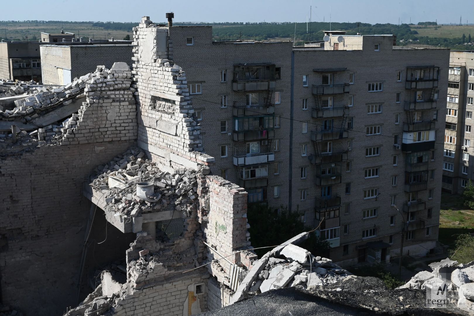 Последствия обстрела из HIMARS многоэтажного дома в Первомайске