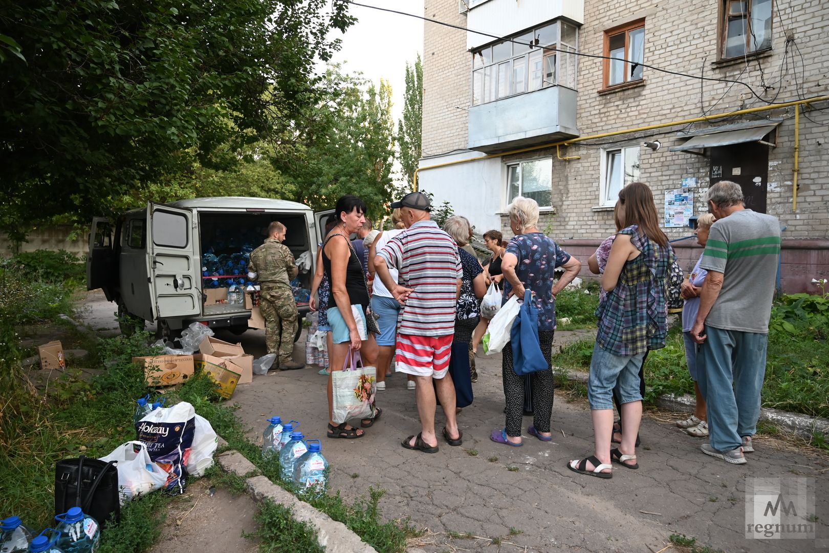 Раздача гуманитарной помощи проекта «Буханка» в одном из районов Лисичанска.