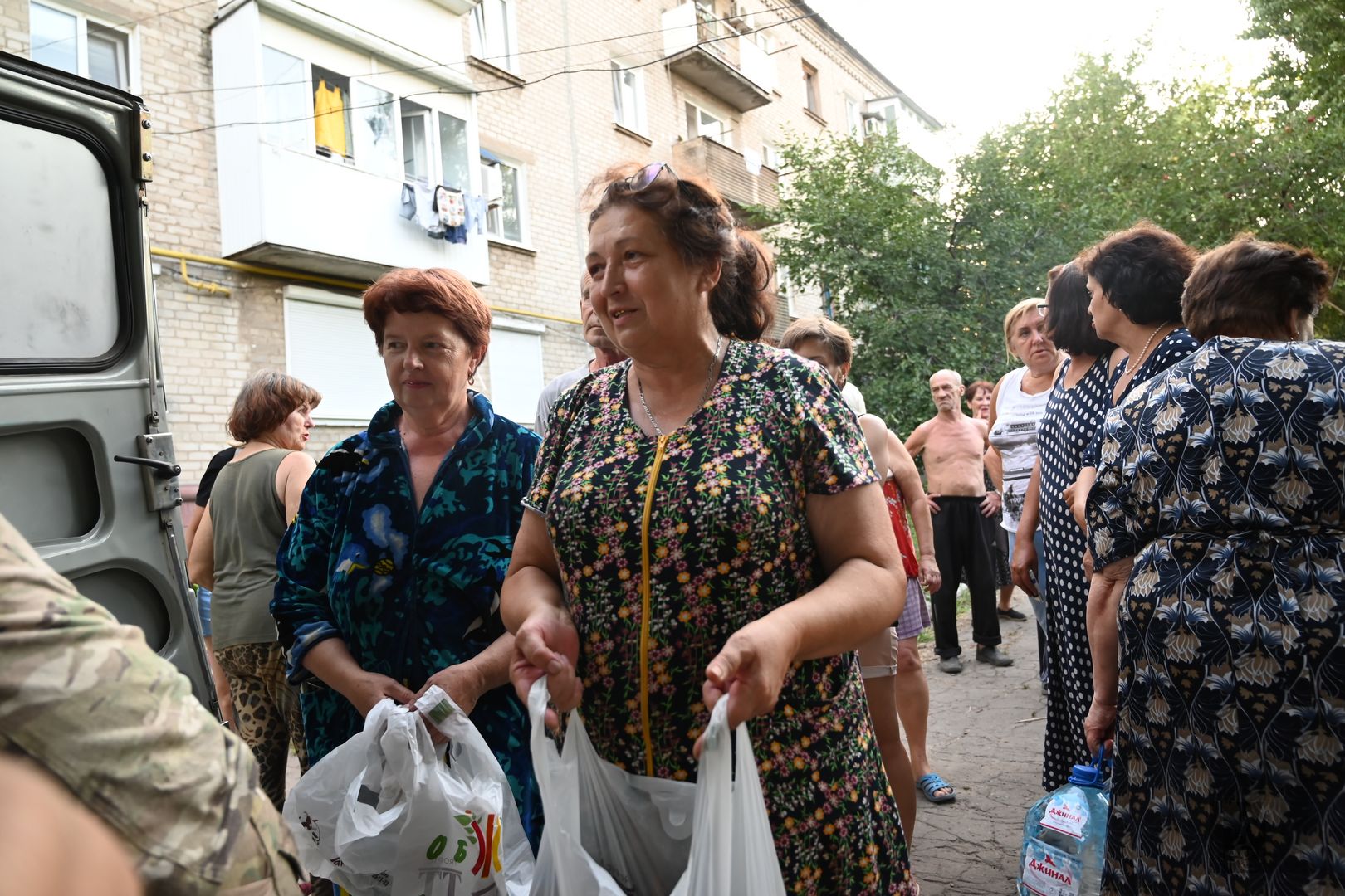 Свечам и спичкам радовались больше всего жители Лисичанска, встретившие «Буханку».