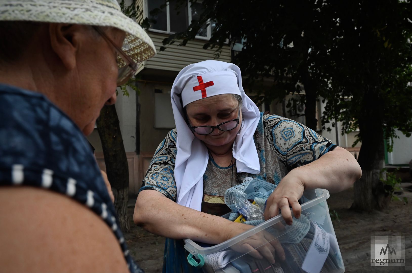 Миссионеры привозят нуждающимся и лекарства