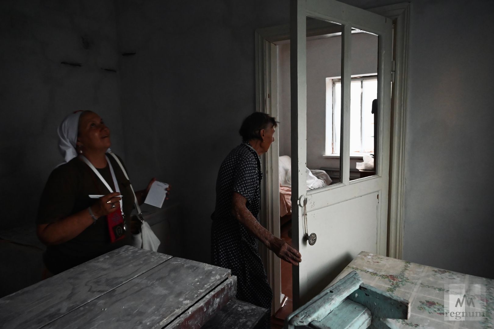 Дом женщины оказался частично разрушен после попадания в него снаряда ВСУ