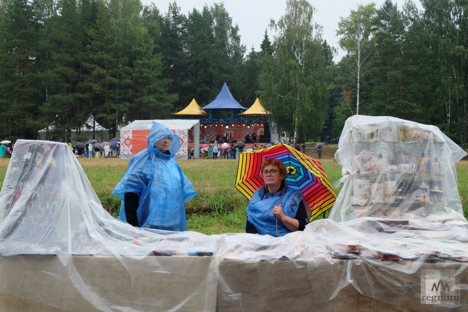 Книжная ярмарка под дождём