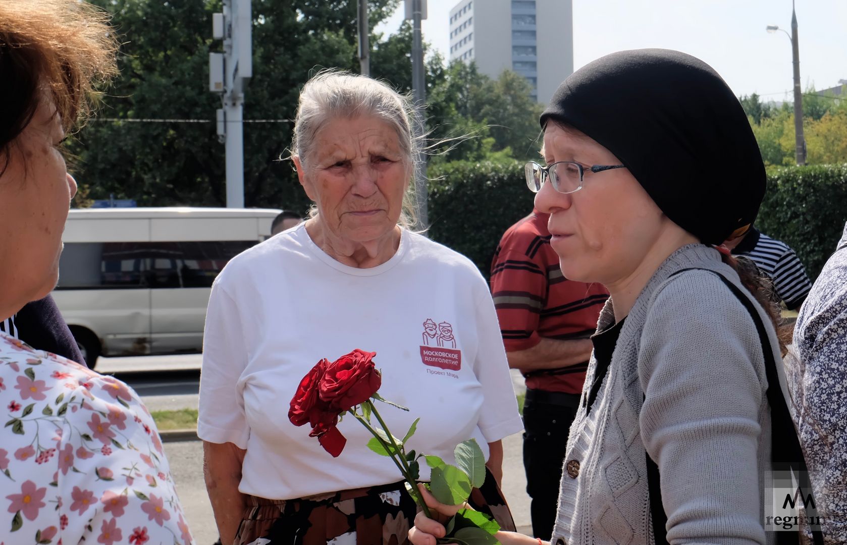Также у телецентра собралось множество неравнодушных к трагедии людей
