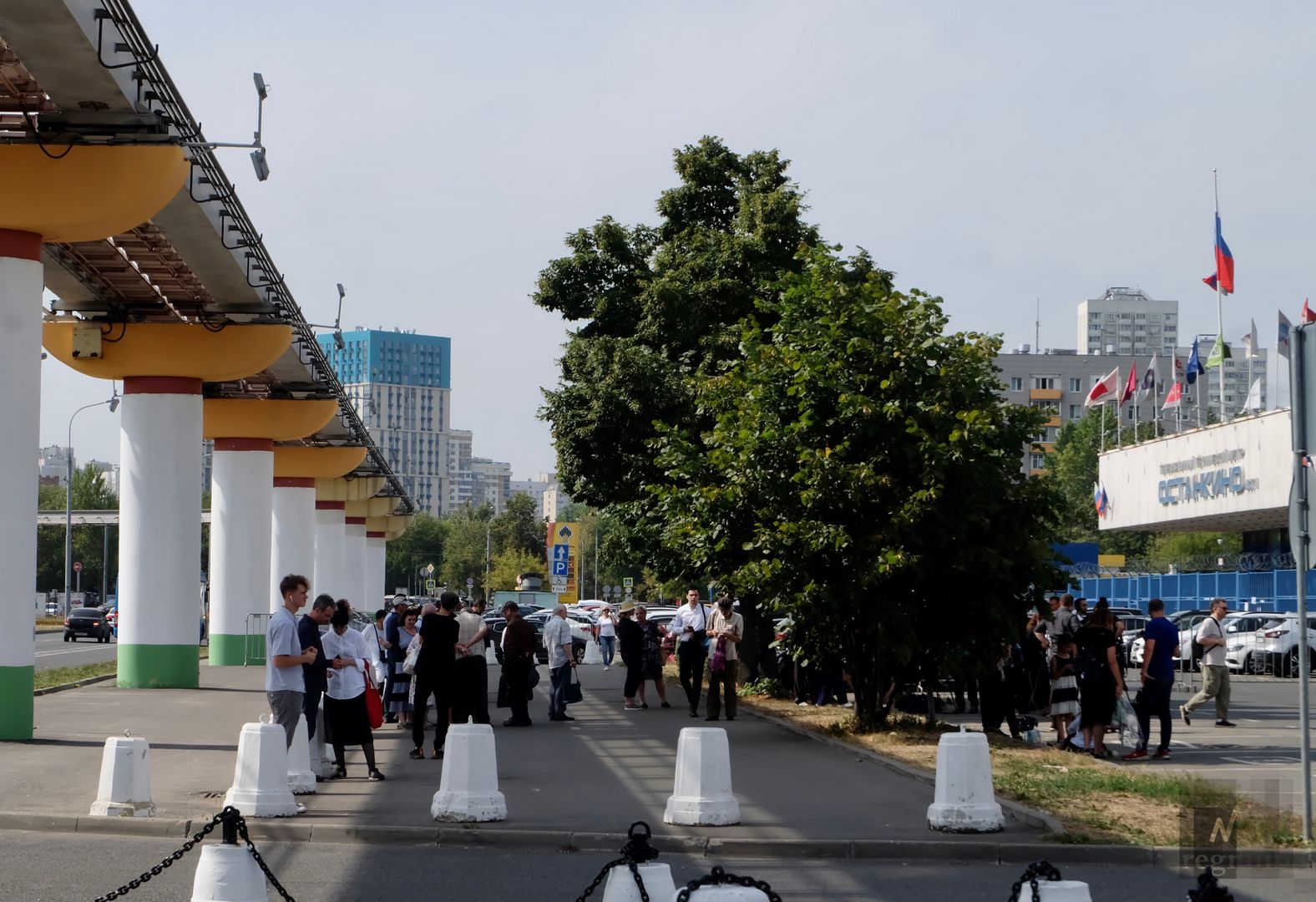 Десятки людей пришли проститься с Дарьей Дугиной