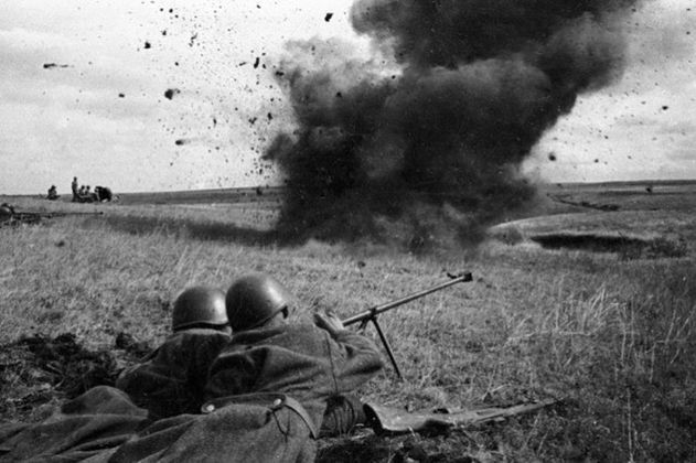 Солдаты Красной армии ведут огонь на Курской дуге