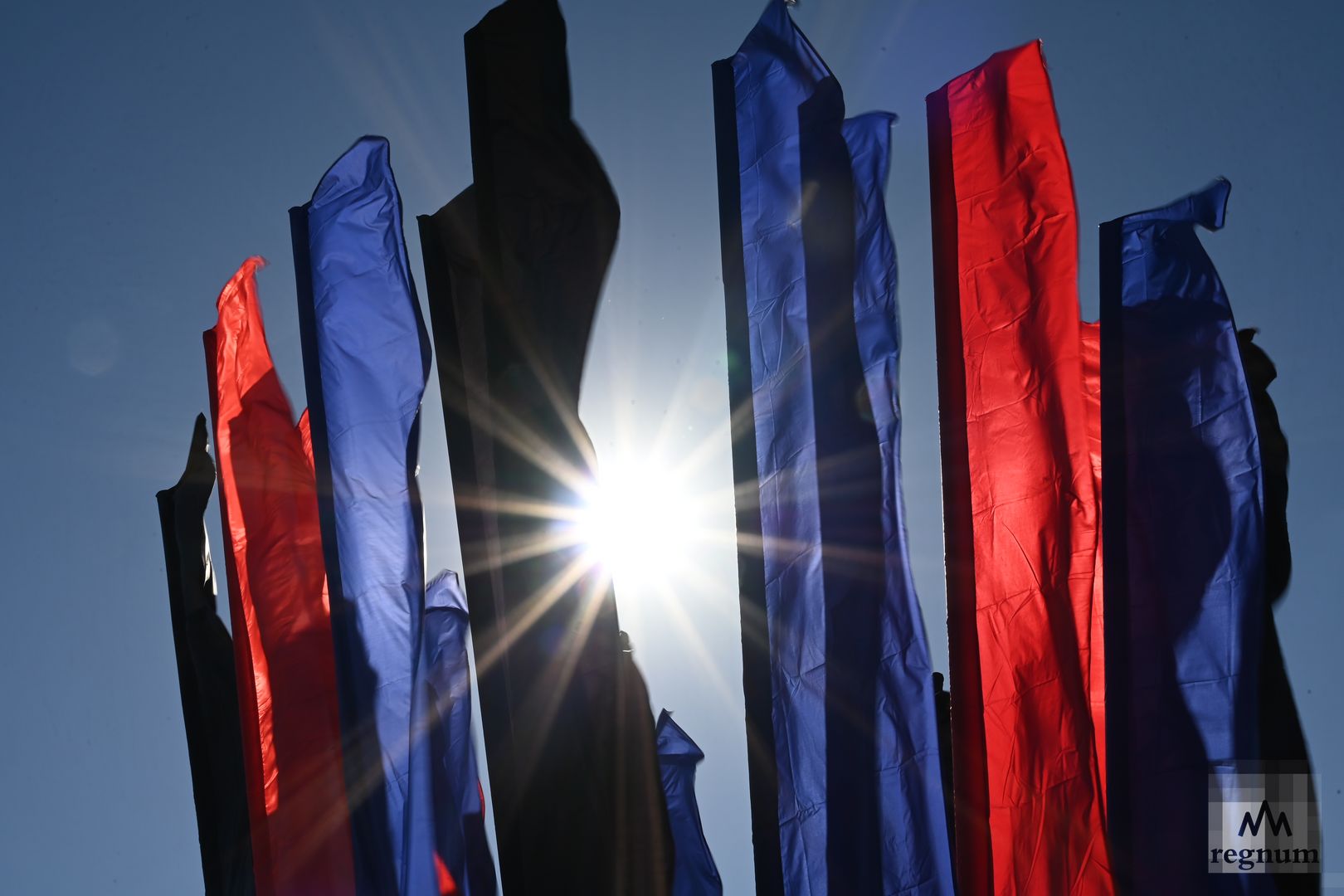 Над портом реяли разноцветные флаги. Флаг Донбасса. Флаг на флагштоке. Флаг Донецка. Флаг Донбасса фото.