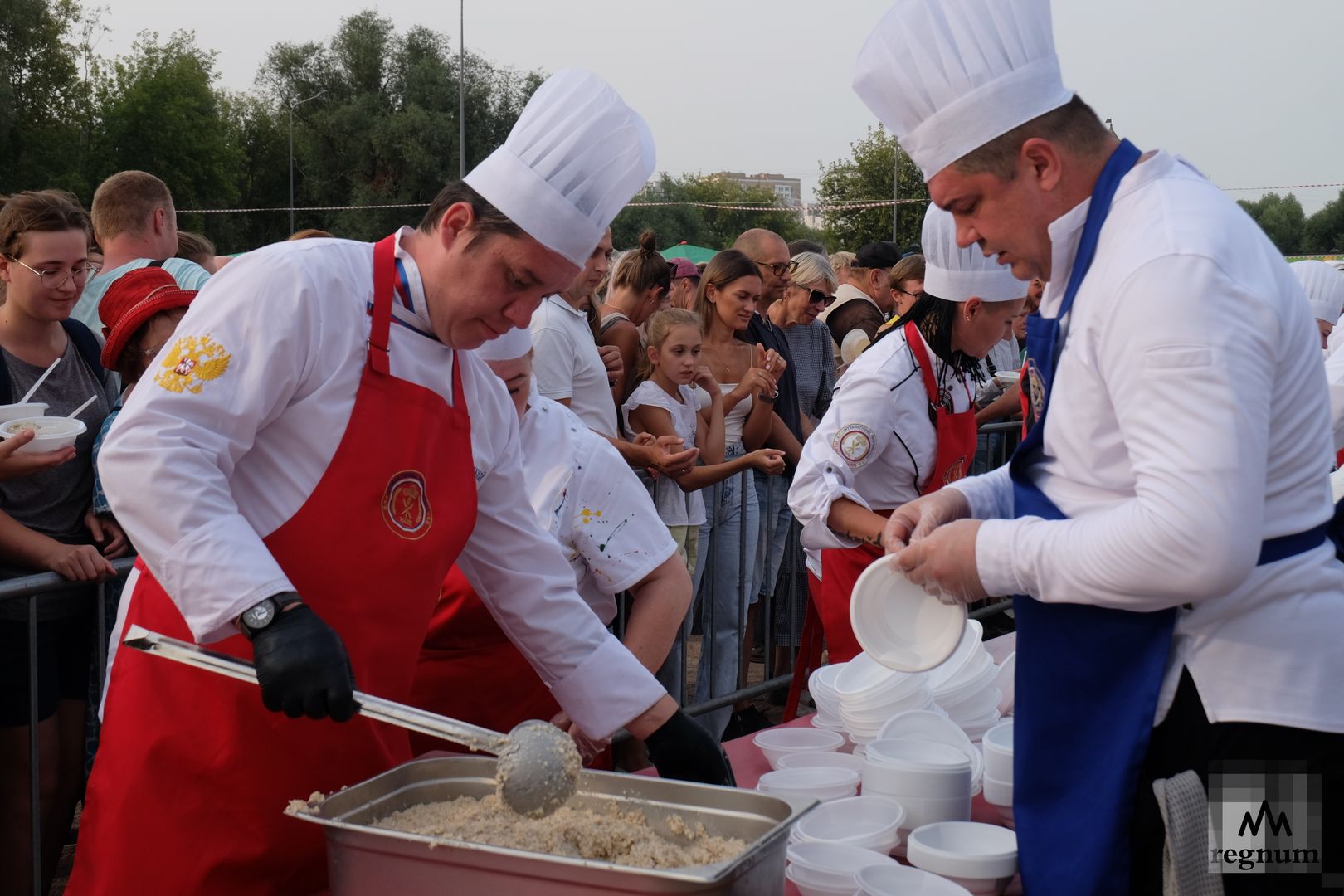 Повора угощают гостей фестиваля «Русское поле» кашей из ячменя