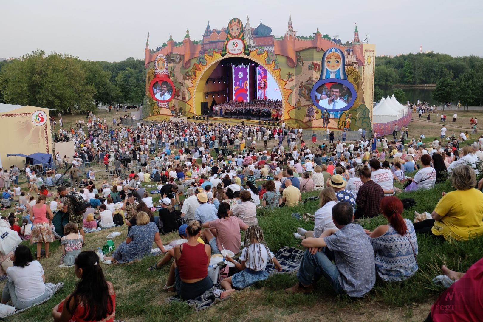 Гости фестиваля «Русское поле» у большой сцены