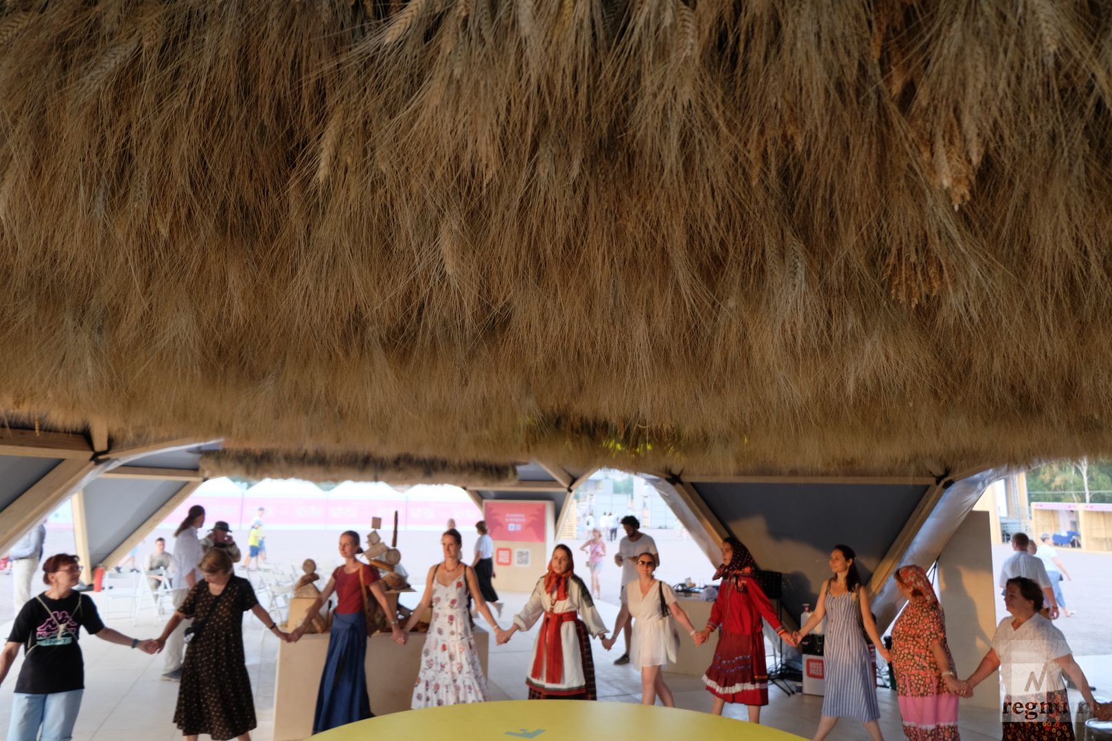 Гости и участники фестиваля «Русское поле» поют народные песни в хороводе