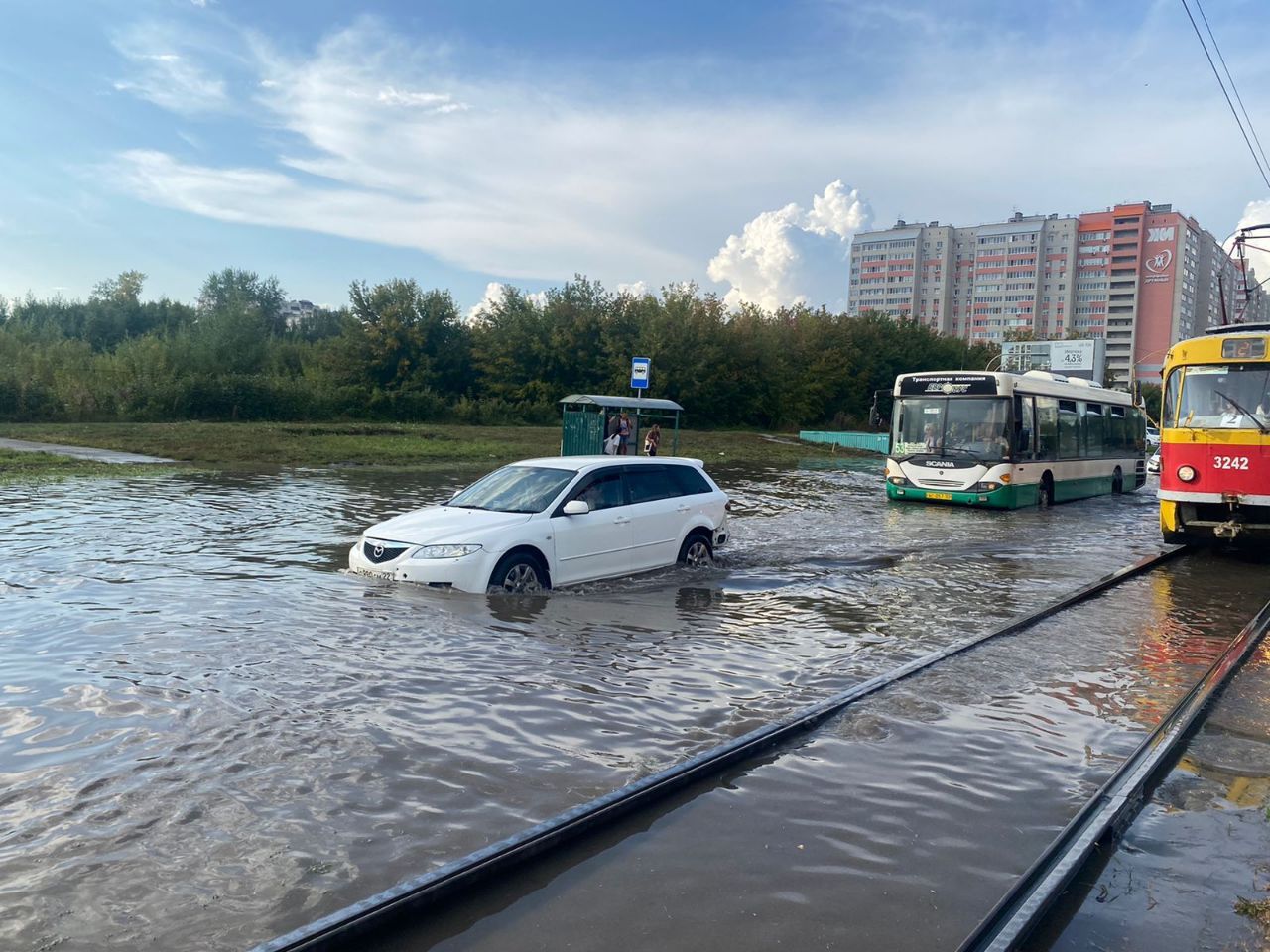 Барнаульские дороги превратились в реки из-за сильного дождя.