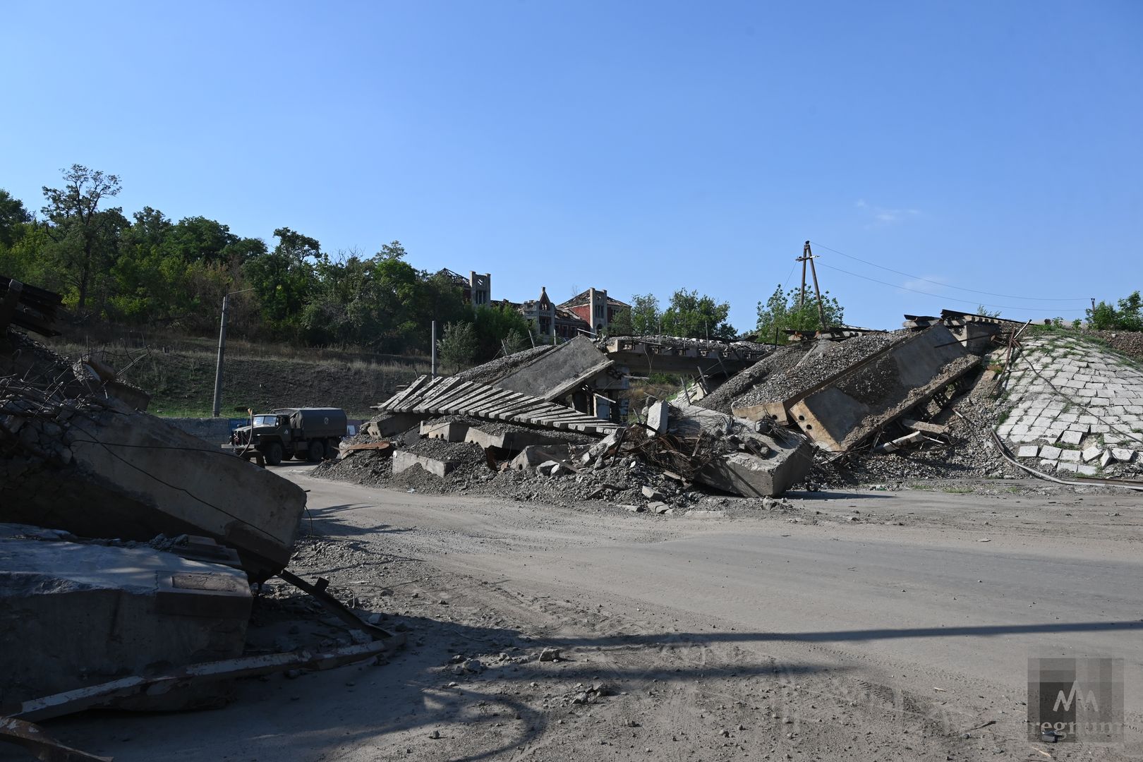Взорванный мост перед Лисичанском