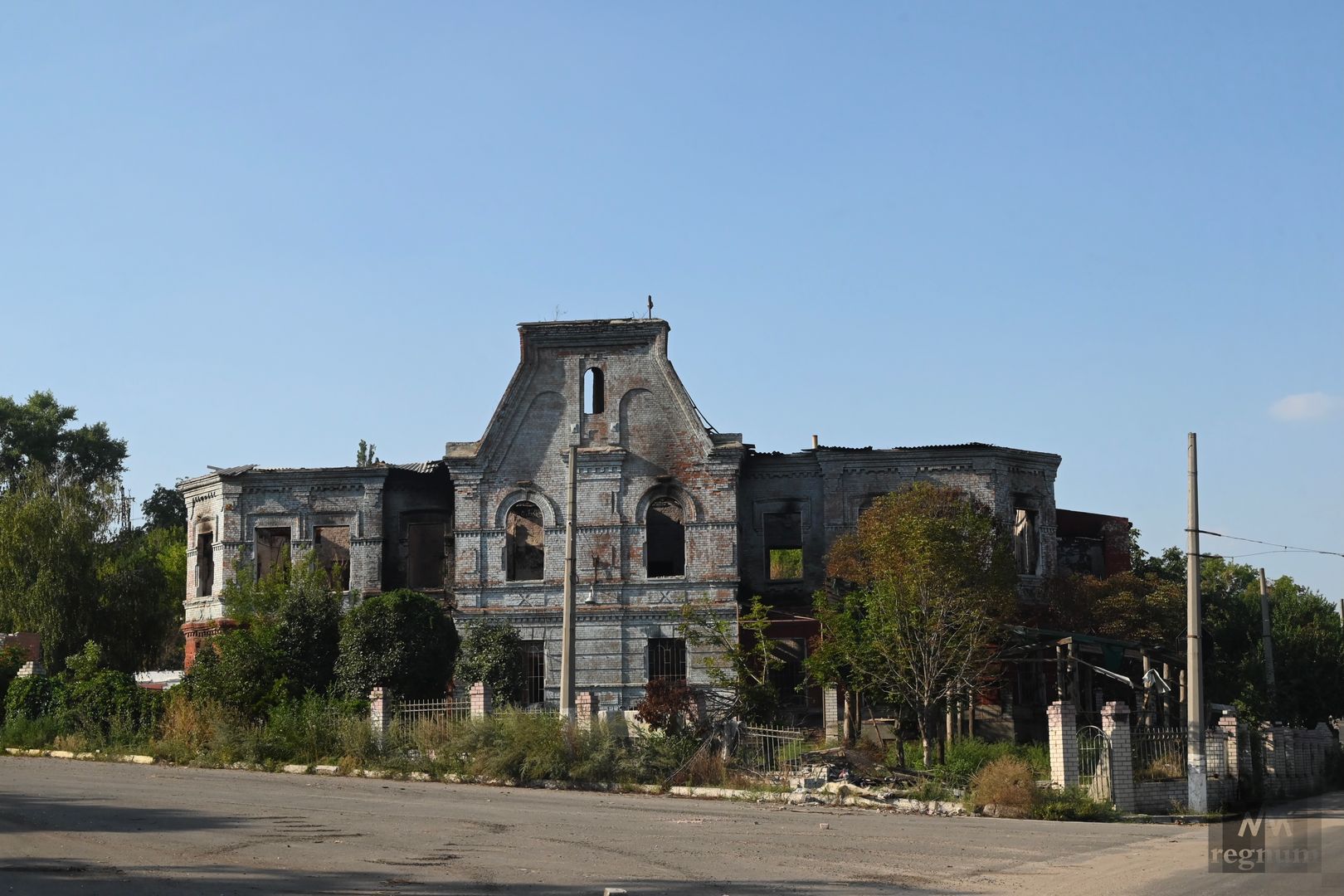 Разрушенное здание в Лисичанске