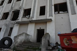 Здание после обстрела