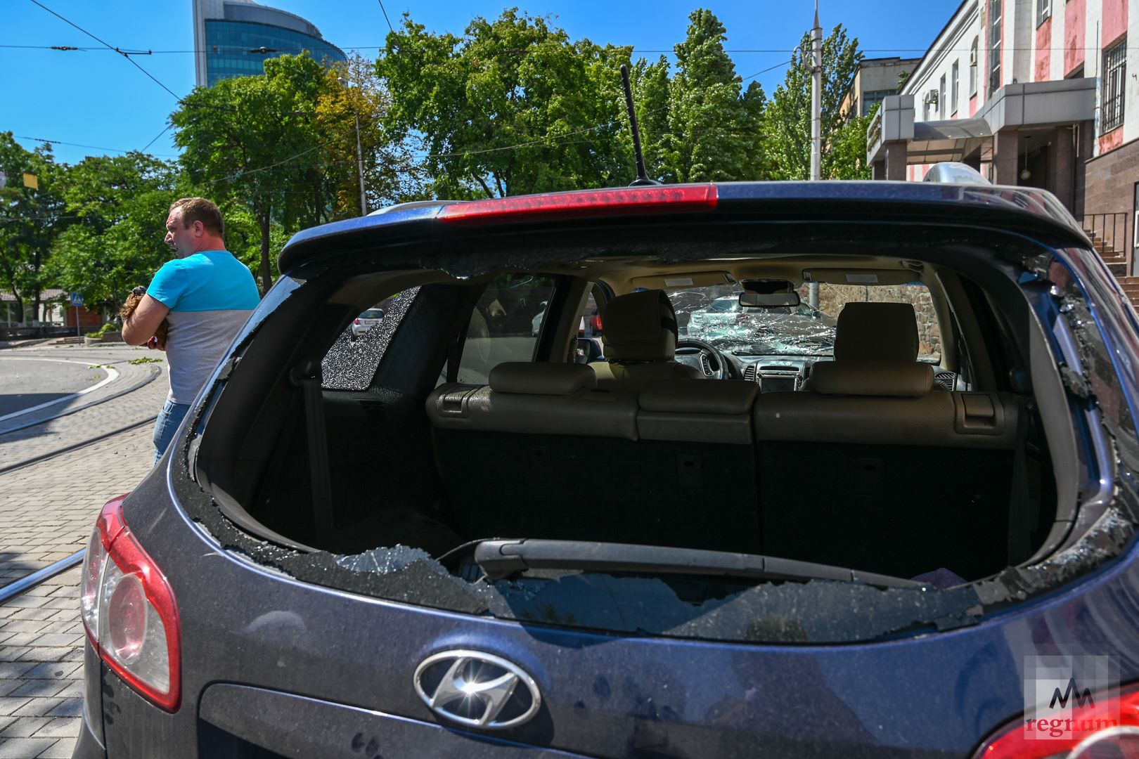 Автомобиль после обстрела Донецка