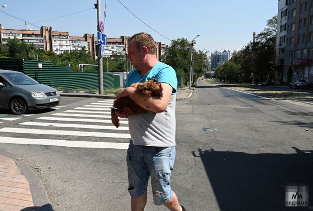 Мужчина с питомцем на руках попал под обстрел в Донецке