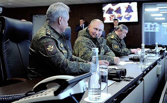 Шойгу, Путин и Герасимов наблюдают за ходом основного этапа учений «Восток-2022»