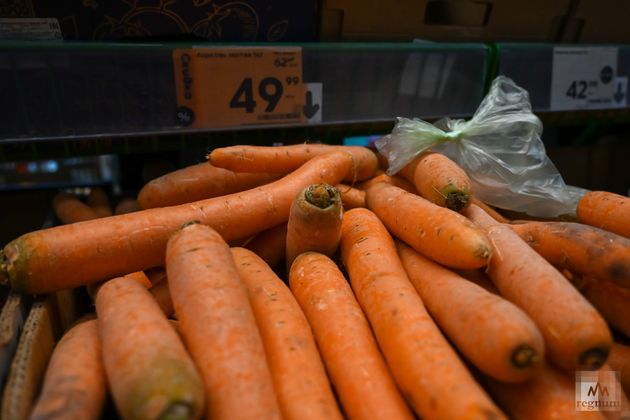 Морковь мытая на прилавке сетевого магазина