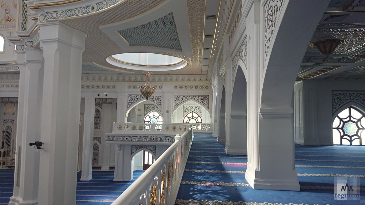 Второй этаж мечети Гордость мусульман в Шали