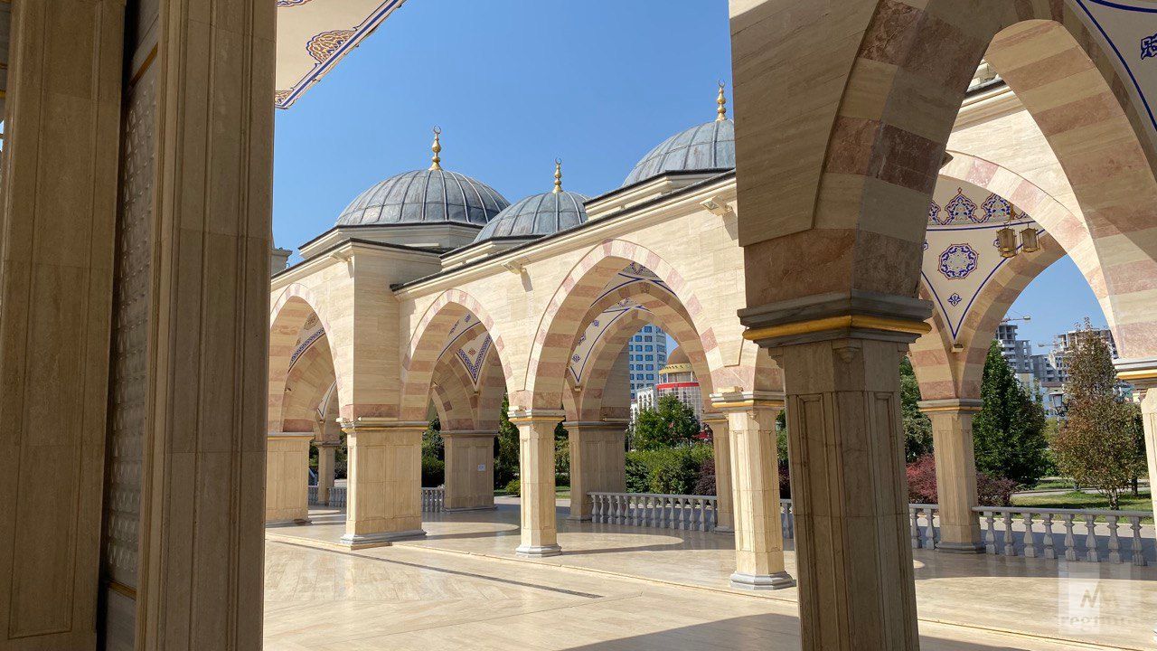 Двор мечети Сердце Чечни в Грозном