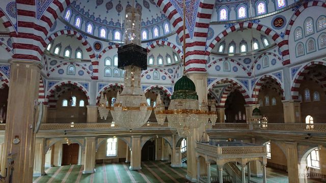 Люстры в мечети Сердце Чечни