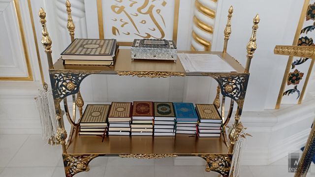 Книги в мечети в Шали