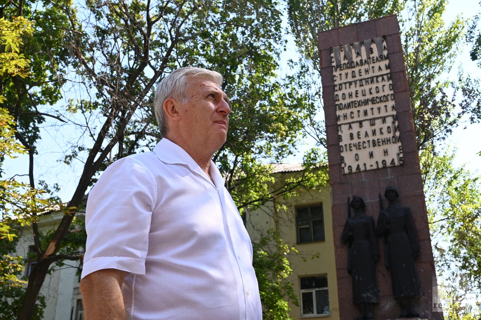 Игорь Костенок у мемориала павшим в Великой Отечественной войне