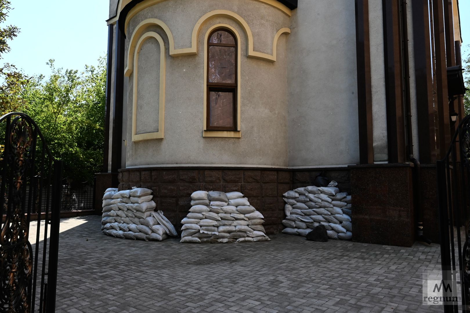 Фортификации из мешков с песком для укрепления стен и окон у входа в храм