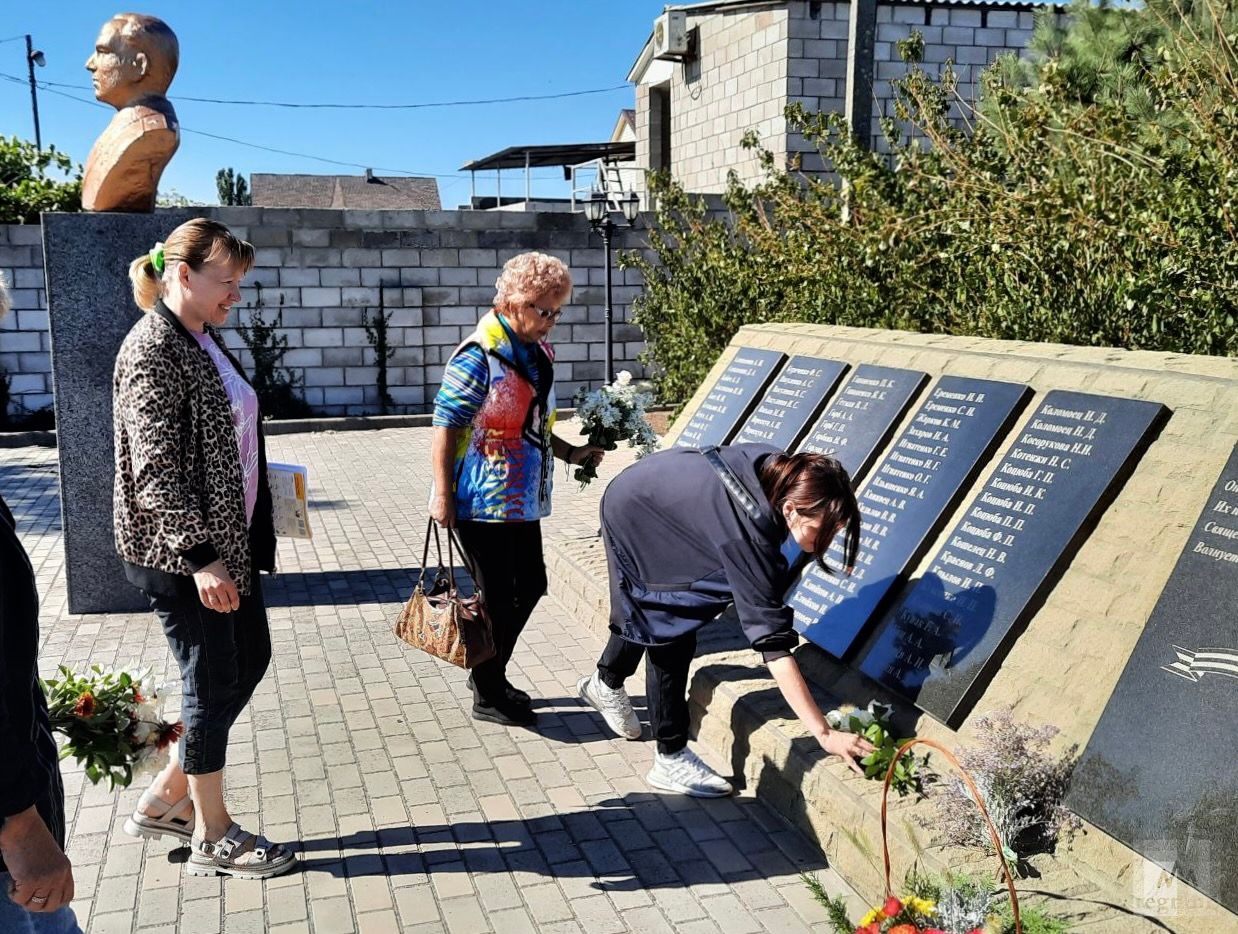 Возложение цветов к мемориалу павшим в Великой Отечественной войне