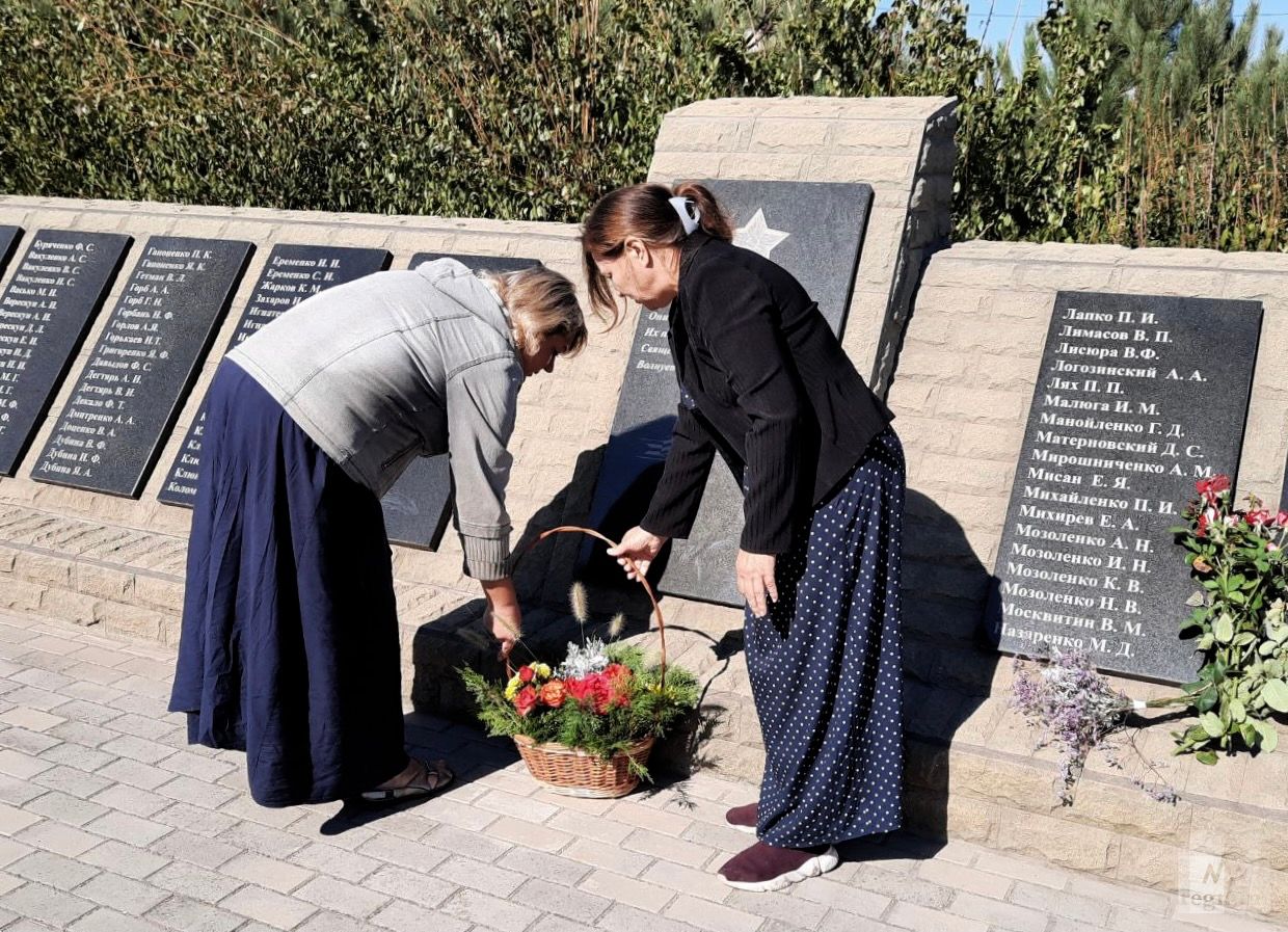 Возложение цветов к мемориалу павшим в Великой Отечественной войне