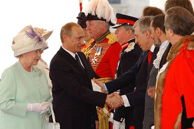 Елизавета II и президент России Владимир Путин в Букингемском дворце, 24 июня 2003 года