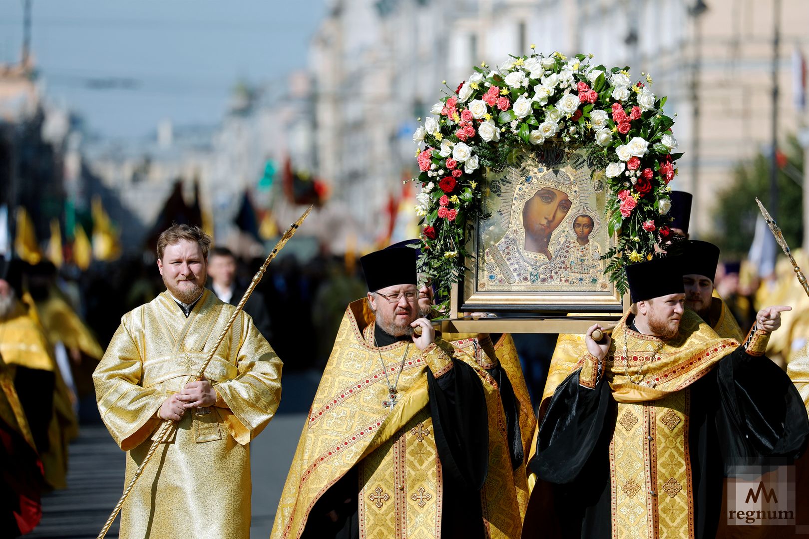 Крестный ход по случаю Дня перенесения мощей святого благоверного князя Александра Невского