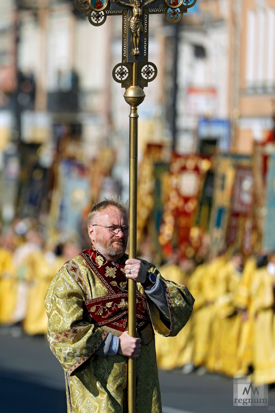 Виталий Милонов во время крестного хода по случаю Дня перенесения мощей святого благоверного князя Александра Невского