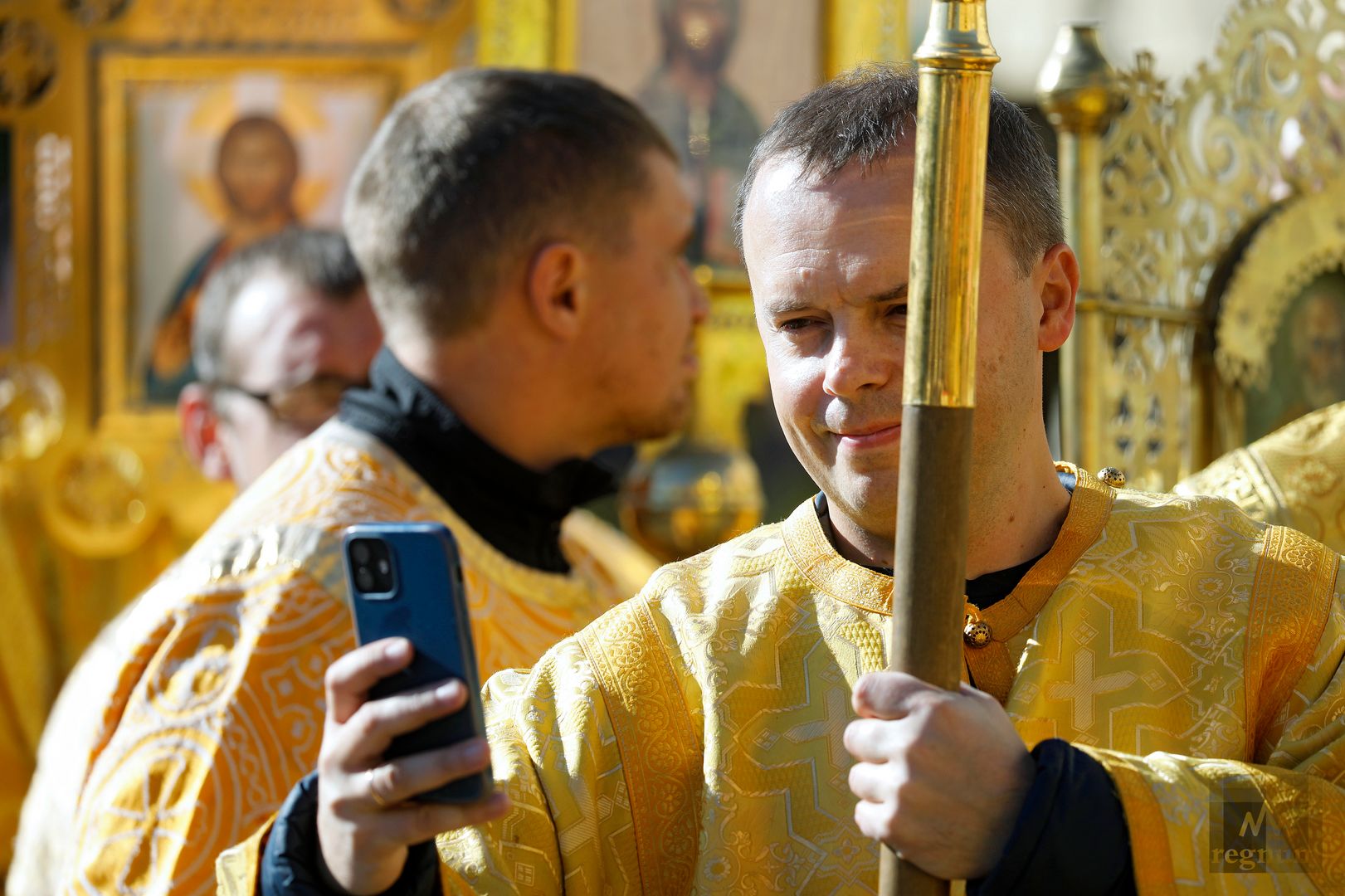 Священнослужители перед началом крестного хода по случаю Дня перенесения мощей святого благоверного князя Александра Невского