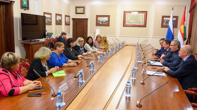 На рабочей встрече губернатора Владислава Шапши с с делегацией работников сферы образования луганского города Первомайск