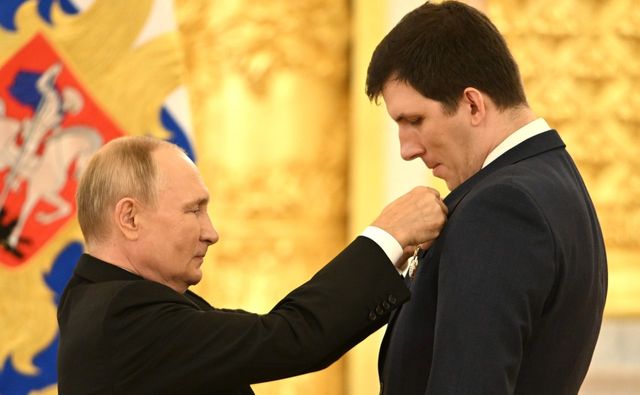 Путин вручает награду