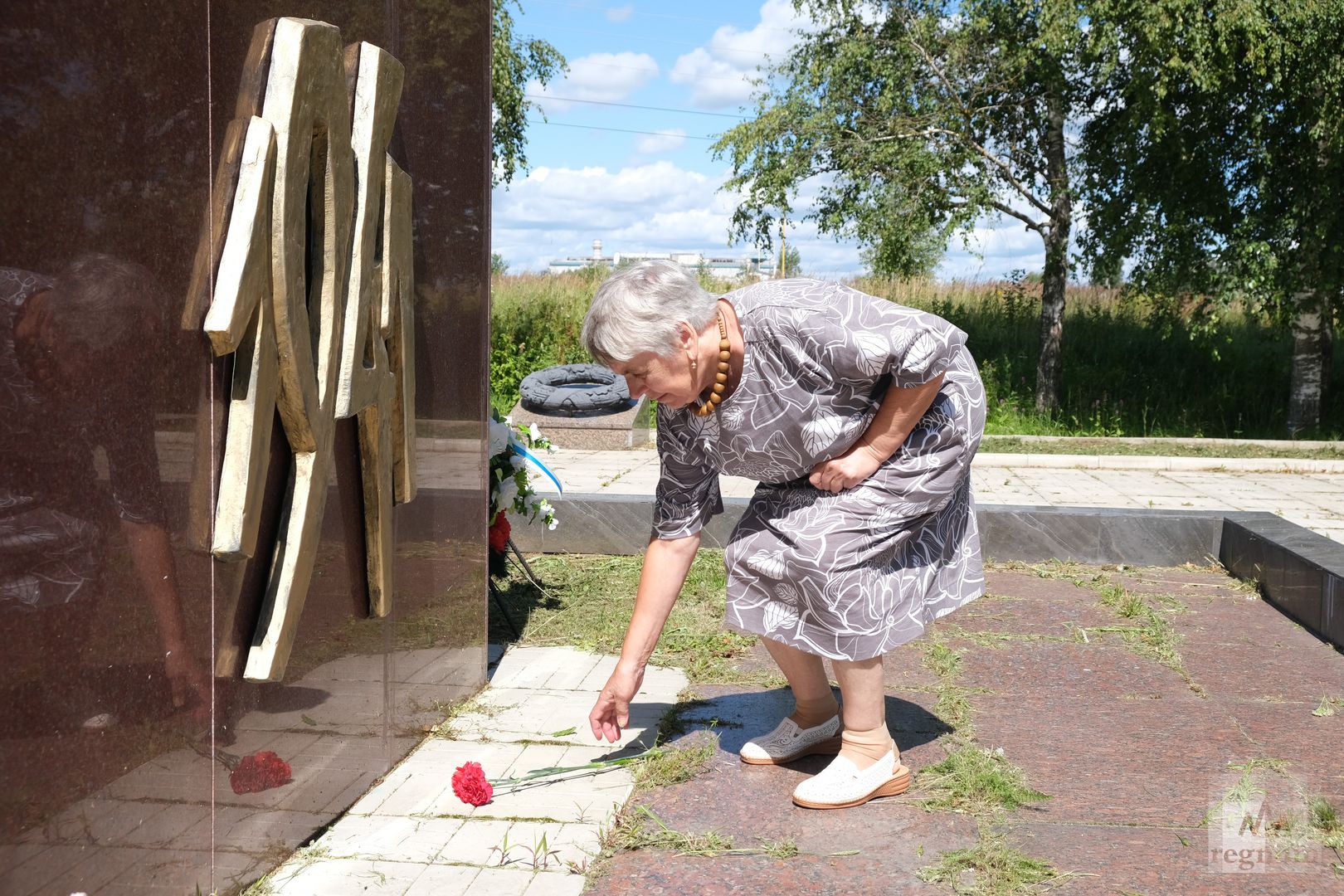 Ярослава Иосифовна возлагает цветы у Добринского мемориала